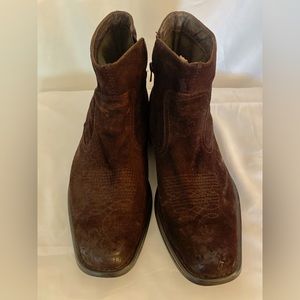 Steve Madden Men’s Brown Suede Square toe ankle boot, size 9 fits like a 10.5.